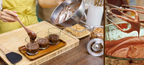 אישה מכינה מוס ומוזגת אותו לכוסות | Shutterstock, Anastasiya Kargapolova