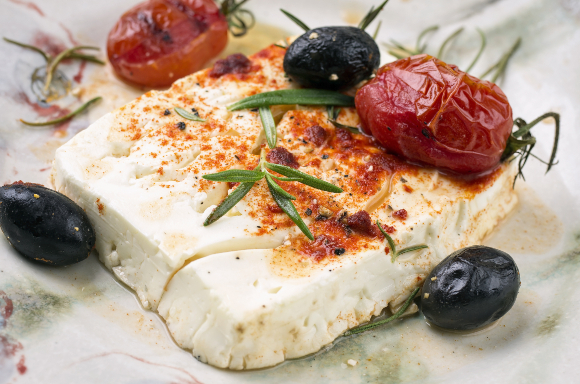 גבינת פטה אפויה (עם זיתים, עגבניות ורוזמרין) | צילום: hlphoto, Shutterstock