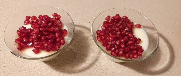 פנקוטה מקושטת בגרגרי רימון | צילום: דפנה מנדלר