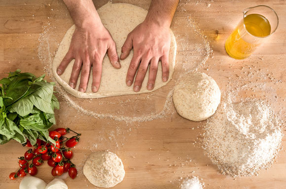 לישת בצק לפיצה | צילום: petereleven, Shutterstock