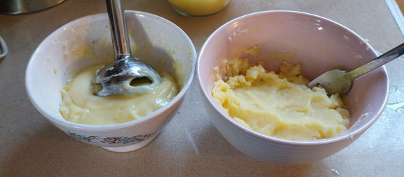 פירה לאחר בישול תפוחי האדמה, קירור והרתחה. מעוך ידנית (מימין) ובמערבל | צילום: דפנה מנדלר