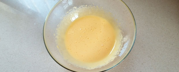  בלילת החלמונים בקערה | צילום: דפנה מנדלר