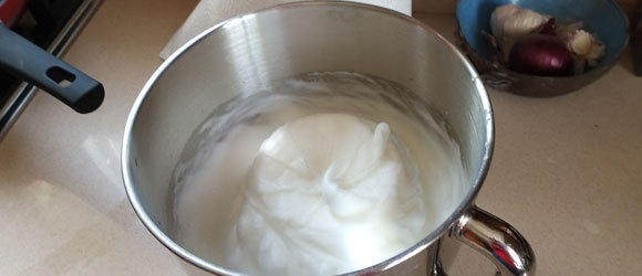 על מה יצא הקצף? החלבונים המוקצפים בקערת המערבל | צילום: דפנה מנדלר