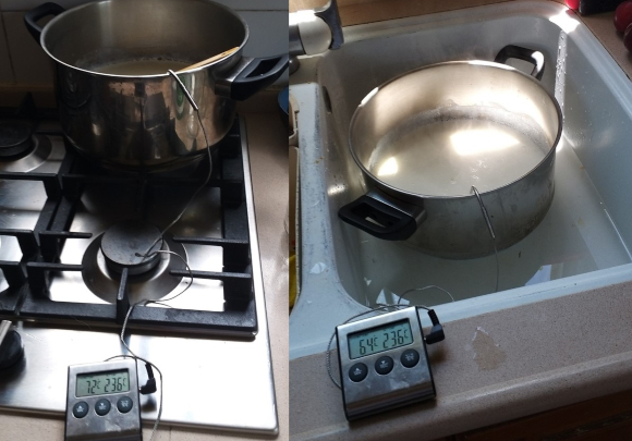 לחמם את החלב בלי לשרוף אותו (משמאל), ואז לקרר את הסיר בכלי עם מים (מימין) | צילומים: דפנה מנדלר