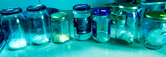 כף של יוגורט בכל צנצנת | צילום: דפנה מנדלר