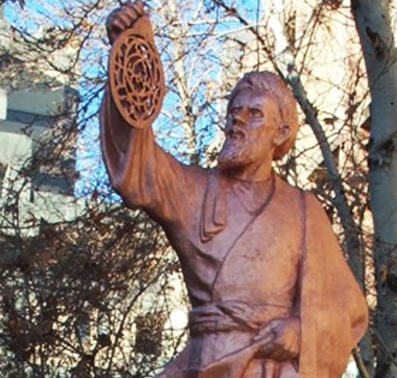 نقل إلى العالم العربيّ النّظام الهنديّ. تمثال الخوارزميّ في جامعة طهران للتّكنولوجيا- تصوير: ويكيبيديا، M. Tomczak