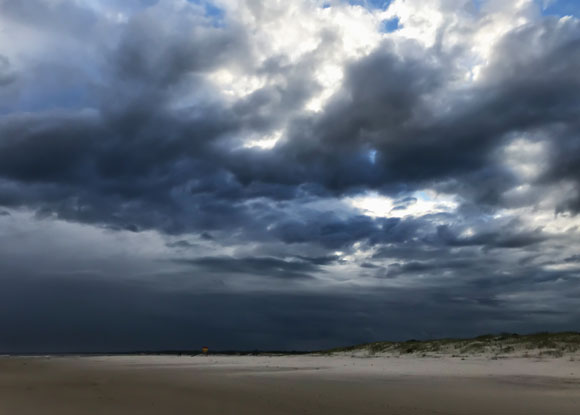 מאות טונות של מים מרחפים באוויר בזכות הגודל הזערורי של הטיפות. ענני גשם | צילום: Shutterstock