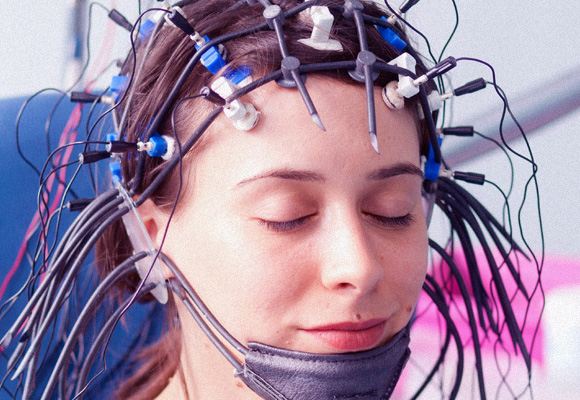 האם אפשר להשתמש בגלי המוח להשגת מידע אישי? בדיקה במכשיר EEG לרישום הפעילות המוחית | צילום: Science Photo Library