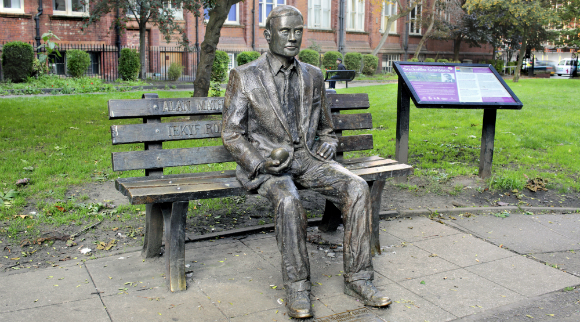 מכתבים ששופכים אור על התקופה. פסל של טיורינג במנצ'סטר | מקור: Science Photo Library