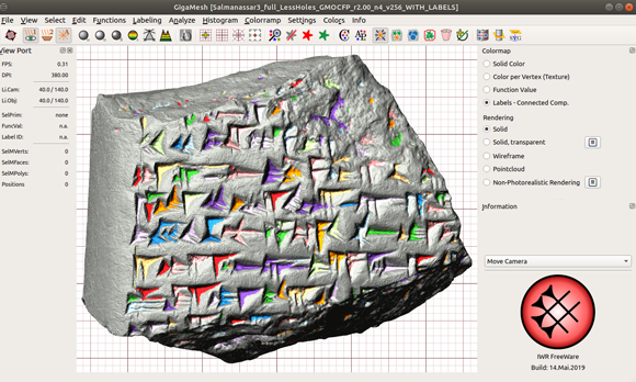בעיגול מימין למטה, הוא המילה "צומת" (קָסְקָאל) בכתב יתדות, סמל למפגש בין לוחות החרס למחשב