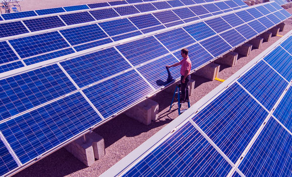 Ein Solarkraftwerk zur Stromerzeugung. Oben: Windturbinen zur Stromerzeugung.Quelle: Shutterstock, Science Photo Library