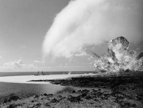 Detonation von 450 Tonnen TNT bei einem amerikanischen militärischen Test, 1965. Zu sehen ist die Stoßfront, die sich auf der Wasseroberfläche ausbreitet, und die Kondensationswolke in der Luft | Foto: Naval Historical Center, gemeinfrei
