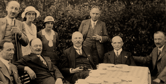 Meitner (dritte von links) mit einigen großen Wissenschaftlern der Zeit, darunter Rutherford, Geiger und Chadwick | Quelle: Science Photo Library