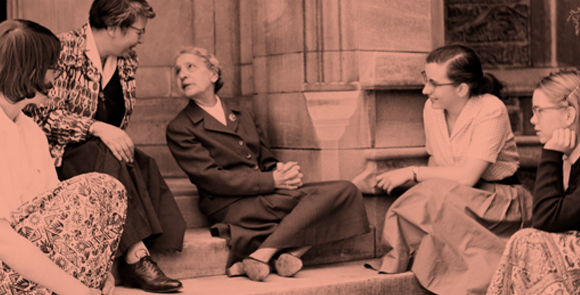 Meitner (Mitte) mit Studentinnen | Quelle: Science Photo Library