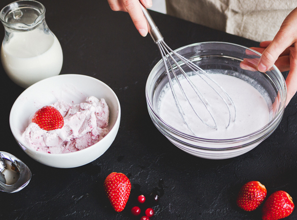 קיצור דרך עם מלח יכול לחסוך את הצורך במקפיא, ולאפשר אלתור של גלידה ביתית | צילום אילוסטרציה: Shutterstock