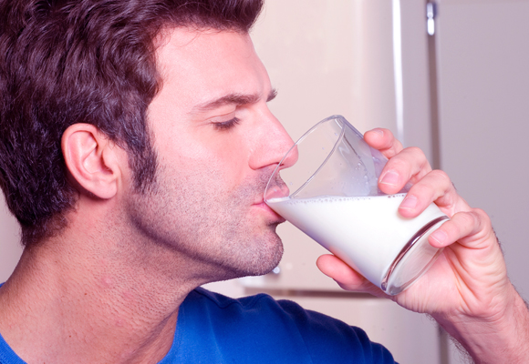 שתיית חלב יכול להפיג את תחושת החריפות | צילום: Shutterstock