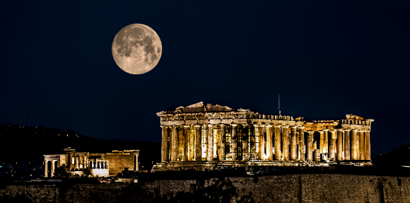 مجرد وهم: بمقربة الأفق، يظهر القمر بشكل أكبر، لأنّه يمكّننا من مقارنته بأجسام مختلفة | تصوير: Shutterstock