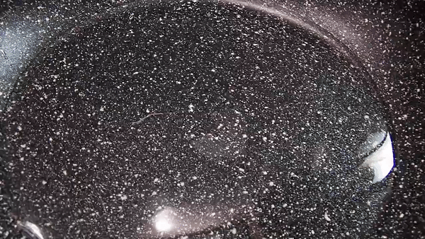 היווצרות של "אי" יבש באמצע מחבת מלאה שמן | Alex Fedorchenko