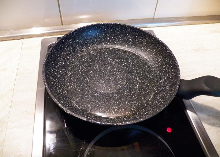 אי יבש ונטול שמן באמצע מחבת מלאה בשמן | Alex Fedorchenko