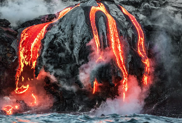 לבה זורמת לים בהתפרצות ב-2018 | צילום: Maridav, Shutterstock