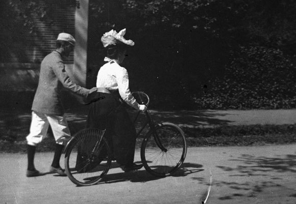 Eine Frau, die 1895 in Toulouse, Frankreich, das Fahrradfahren lernt | Wikipedia, gemeinfrei