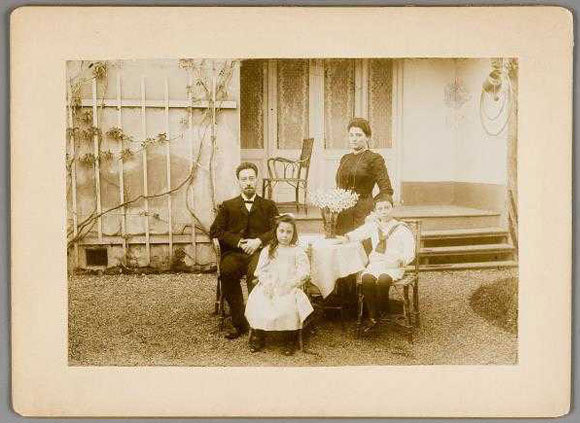 תמונה משפחתית של כהן, אישתו הראשונה וילדיהם אדריאן ואמה | מקור: Joods Historisch Museum