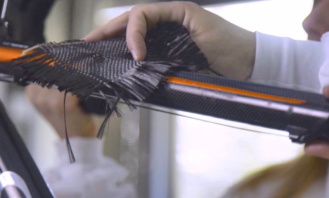 יריעת פחמן ליד שלדת אופניים הבנויה מחומר מרוכב המבוסס על סיבי פחמן | צילום מסך מתוך הסרטון