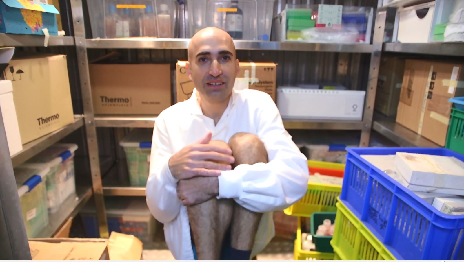 ישיבה מכווצת בקור מקטין את שטח הפנים של הגוף ומסייעת לצמצם את איבוד החום לסביבה. אבי סאייג במקפיא | צילום: רועי חובני