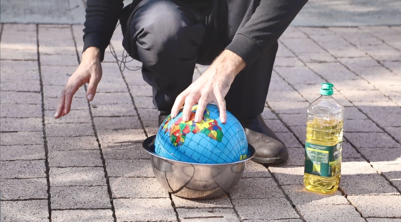 כדור משומן – ממש בלתי אפשרי להרים | צילום: ליאורה זייתון