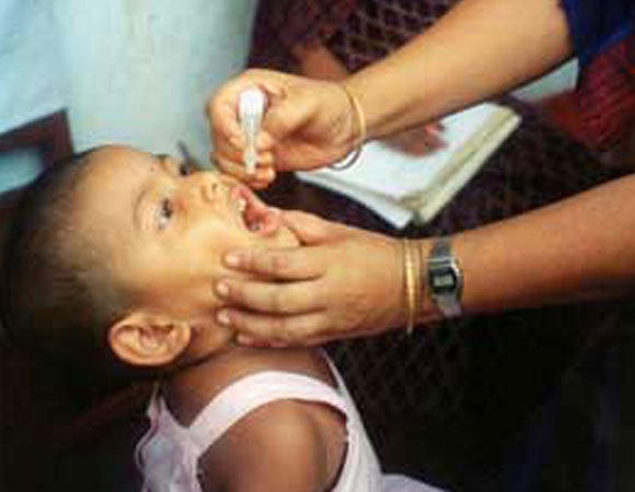 חיסון ילדה נגד פוליו בבנגלדש: צילום USAID ויקיפדיה