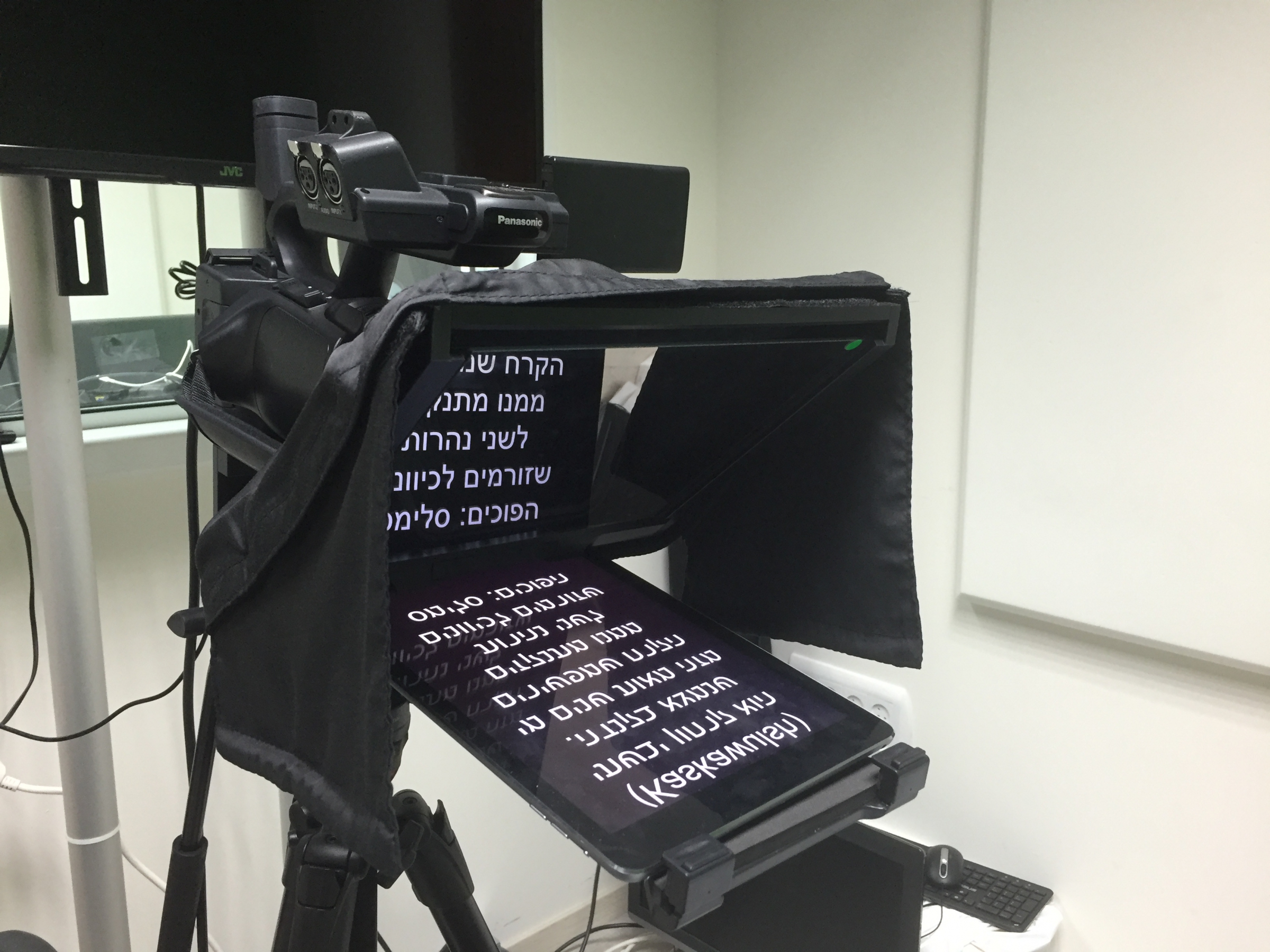 מצלמה עם הטלפרומפטר באולפן במכון דוידסון | צילום אבי סאייג