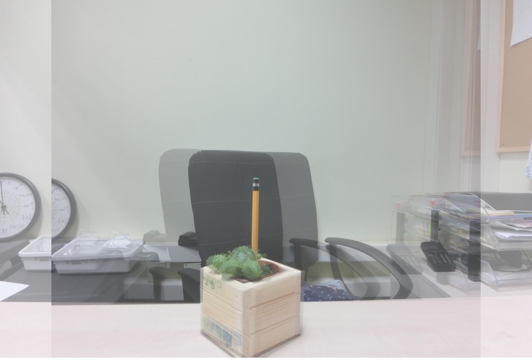 שתי תמונות שצולמו על ידי אותה מצלמה, ממיקומים שונים המיצגים את מיקום שתי העיניים. התמונות מוצגות זו על גבי זו – והעיפרון מוקם במרכז שדה הראייה, כדימוי למידע שהמוח מקבל. המרחק בין עדשת המצלמה היה כ-6.3 ס"מ בין שתי התמונות | צילום: אבי סאייג