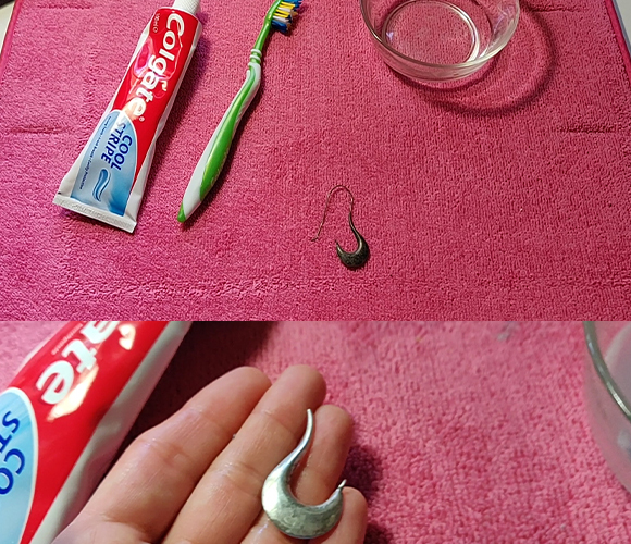 החומרים במשחת השיניים משייפים את השכבה השחורה מתכשיט הכסף. משחת שיניים, מברשת שיניים ועגיל שהשחיר - לפני ואחרי ניקוי. צילום: אלכס אברוטין