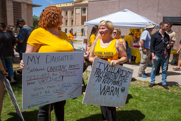 אמהות באריזונה מפגינות נגד חיסונים | צילום: In The Light Photography, Shutterstock