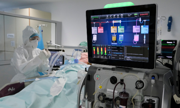 בדיקת אולטרה-סאונד ללב של חולה קורונה בטיפול נמרץ, בבית חולים באתונה, יוון | צילום: Alexandros Michailidis, Shutterstock