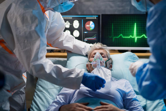 לא את כולם אנו מבינים עדיין. חולת קורונה בטיפול נמרץ | צילום: Halfpoint, Shutterstock