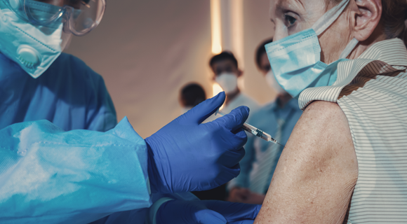 אישה מקבלת חיסון קורונה | צילום: Mongkolchon Akesin, Shutterstock