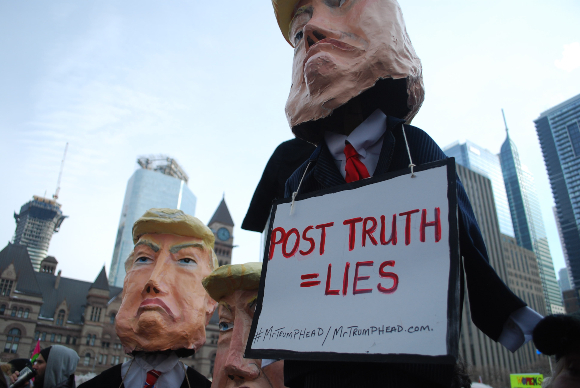 הפגנה בקנדה במחאה על הפצת שקרים של נשיא ארצות הברית, טראמפ, 2018 | צילום: Louis.Roth, Shutterstock