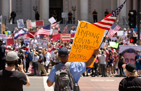הפגנות בלוס אנג'לס נגד המגבלות בחודש מאי האחרון. כיום מערכת הבריאות שם בקריסה. צילום: Matt Gush|Shutterstock