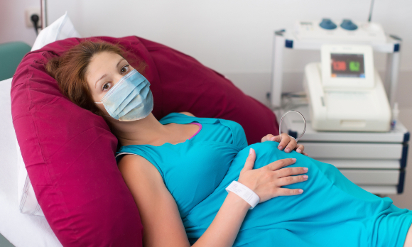 אישה בהיריון בבית חולים בעת מגפת הקורונה | צילום: FamVeld, Shutterstock