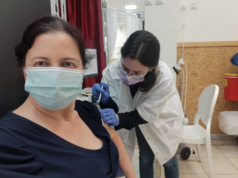  ד"ר אירה זרצקי מתחסנת לקורונה בשבוע ה-35 של הריון בסיכון (עקב סוכרת הריון). מאז היא הספיקה ללדת תינוקת בריאה ומתוקה. מזל טוב! | צילום באדיבות אירה זרצקי