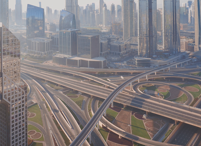 גורמים רבים נוספים חוץ מהסגר משפיעים על הזיהום. כבישים ריקים במרכז דובאי בזמן סגר | צילום: Kirill Neiezhmakov, Shutterstock