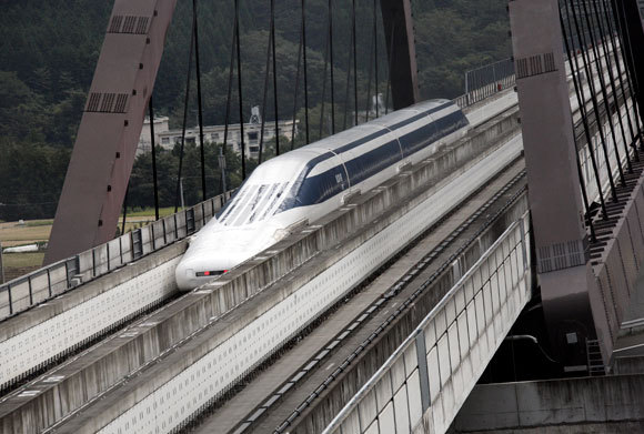 רכבת מהירה ביפן מגיעה למהירות של יותר מ-500 קמ"ש בזכות ריחוף מגנטי מעל המסילה | צילום: ANDY CRUMP / SCIENCE PHOTO LIBRARY