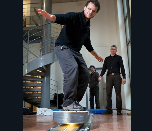 סטודנטים באוניברסיטת דידרו בפריז מדגימים "הוברבורד" מעל משטח המייצר שדה מגנטי | צילום: PATRICK GAILLARDIN / LOOK AT SCIENCES / SCIENCE PHOTO LIBRARY