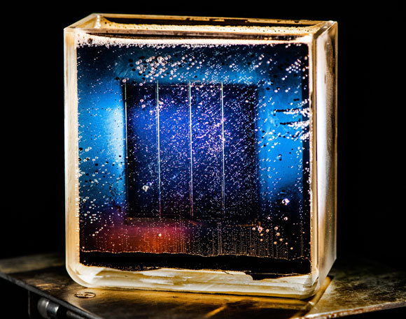 פירוק מים באמצעות חשמל המתקבל מאנרגייה. סולרית. צילום: DENNIS SCHROEDER / NREL / US DEPARTMENT OF ENERGY / SCIENCE PHOTO LIBRARY