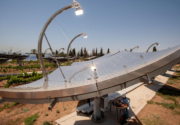 קולטי שמש מתקדמים בתחנת כוח סולרית ליד קרית גת | צילום: MARCO ANSALONI / SCIENCE PHOTO LIBRARY