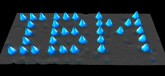 מדענים מחברת IBM ציירו את לוגו החברה באמצעות 35 אטומי קסנון על משטח ניקל | צילום: IBM RESEARCH / SCIENCE PHOTO LIBRARY
