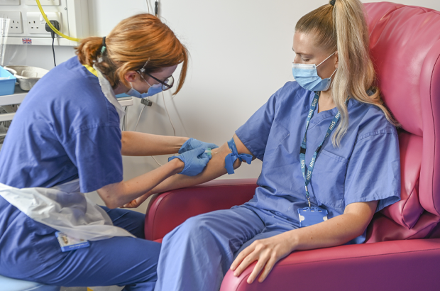 بإمكان مرضى الكورنا ذوي الحالات الحرجة، والّذين لم يطَوِّروا أجسامًا مضادّة بعد، تلقّي لقاح المناعة السّلبيّة المستخلص من المرضى المتعافين. المصدر: MID ESSEX HOSPITAL SERVICES NHS TRUST / SCIENCE PHOTO LIBRARY