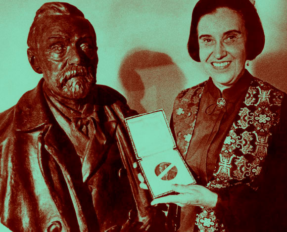 يالو مع ميدالية جائزة نوبل بجانب تمثال ألفريد نوبل | المصدر: EMILIO SEGRE VISUAL ARCHIVES / AMERICAN INSTITUTE OF PHYSICS / SCIENCE PHOTO LIBRARY