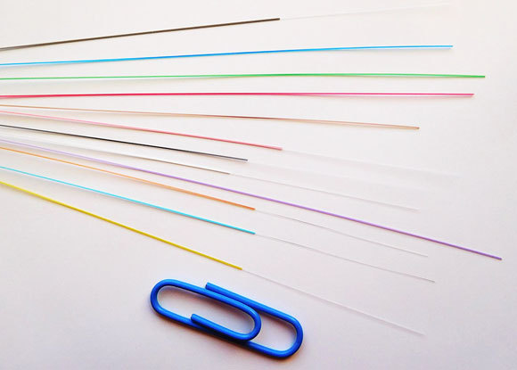 סיבים אופטיים בשכבות מגן צבעוניות | צילום: Cjp24, ויקיפדיה